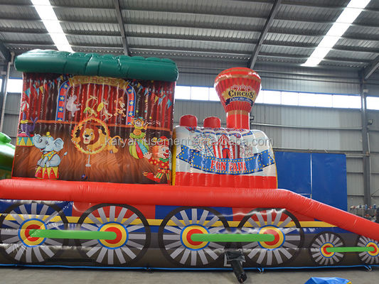 Vermaak kinderen met deze opblaasbare circus obstakelbaan in Fun City Vermaakpark