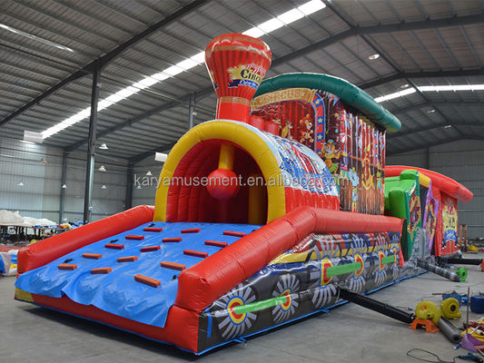 Vermaak kinderen met deze opblaasbare circus obstakelbaan in Fun City Vermaakpark