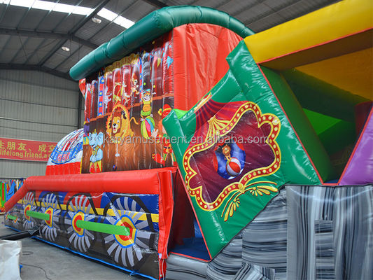 Vermaak kinderen met deze opblaasbare circus obstakelbaan in Fun City Vermaakpark