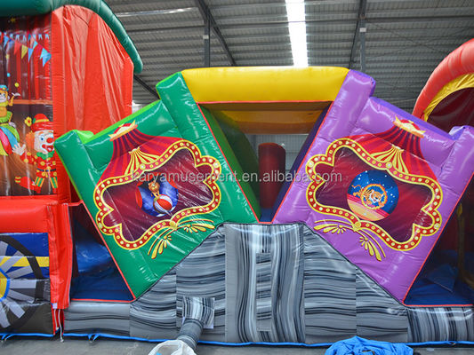 Vermaak kinderen met deze opblaasbare circus obstakelbaan in Fun City Vermaakpark