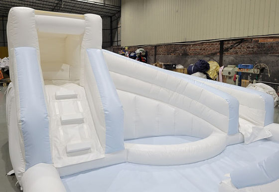 Witte PVC Unisex Buitenhindernisbaan Opblaasbare zachte speelapparatuur Kinderspeelplaats Glijbaan Wateropblaasbaar met zwembad