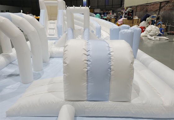 Witte PVC Unisex Buitenhindernisbaan Opblaasbare zachte speelapparatuur Kinderspeelplaats Glijbaan Wateropblaasbaar met zwembad