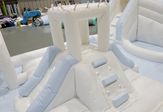 Witte PVC Unisex Buitenhindernisbaan Opblaasbare zachte speelapparatuur Kinderspeelplaats Glijbaan Wateropblaasbaar met zwembad