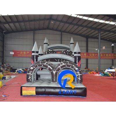 Kenmerken PORTABLE Zwarte en grijze opblaasbare hindernisbaan met blazer 18x3.5m aangepast