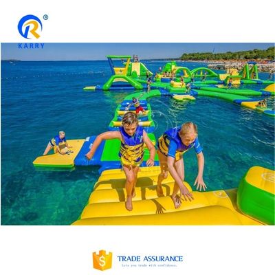 Gepersonaliseerd logo Aquapark-apparatuur Opblaasbaar drijvend waterpark met CE-certificaat