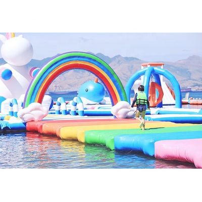 Laat je innerlijke kind los Kleurrijke eenhoorn opblaasbare waterpark voor het hele gezin