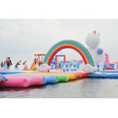 Laat je innerlijke kind los Kleurrijke eenhoorn opblaasbare waterpark voor het hele gezin