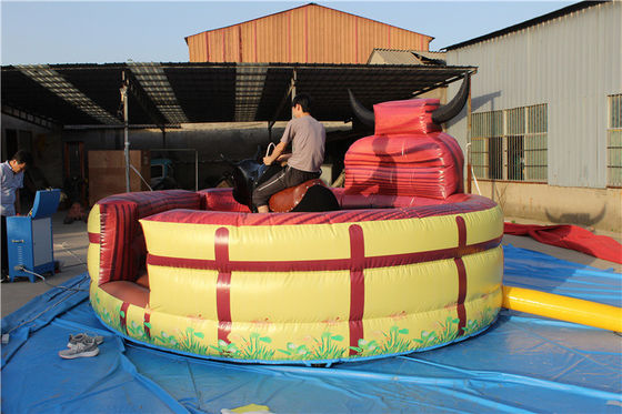 Draagbare opblaasbare mechanische rodeo stier voor pretpark Spanning en avontuur