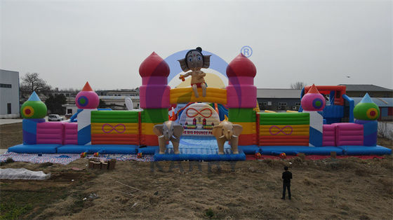 Blower inclusief opblaasbare hindernisbaan Fun City met klimtrap en glijbaan