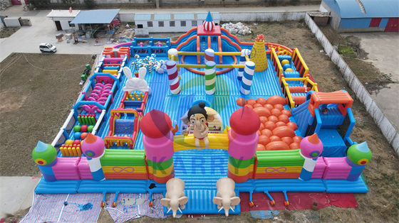 Blower inclusief opblaasbare hindernisbaan Fun City met klimtrap en glijbaan