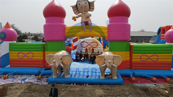 Blower inclusief opblaasbare hindernisbaan Fun City met klimtrap en glijbaan
