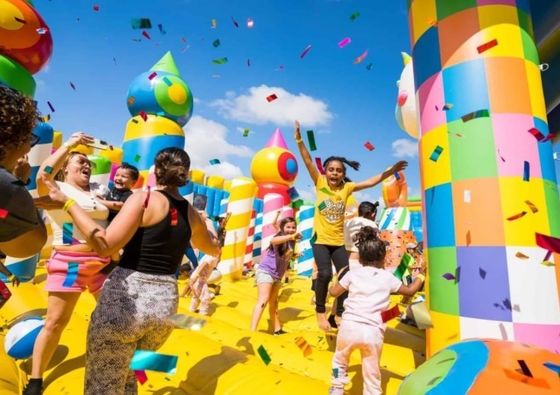 Blower inclusief opblaasbare hindernisbaan Fun City met klimtrap en glijbaan