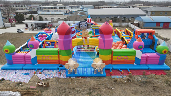 Blower inclusief opblaasbare hindernisbaan Fun City met klimtrap en glijbaan