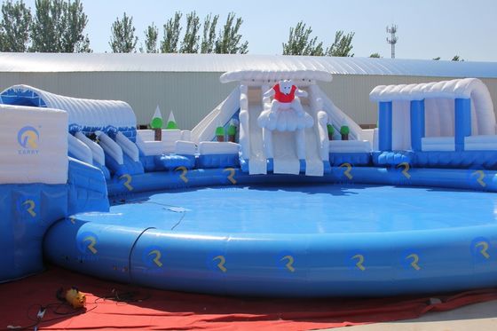 Geniet van waterplezier binnen met 5-10 passagiers opblaasbare waterslide en groot rond zwembad