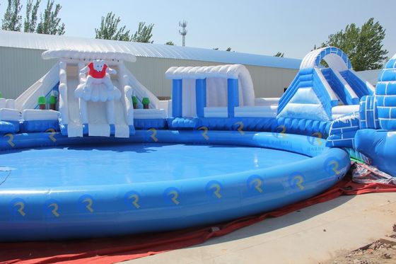 Geniet van waterplezier binnen met 5-10 passagiers opblaasbare waterslide en groot rond zwembad