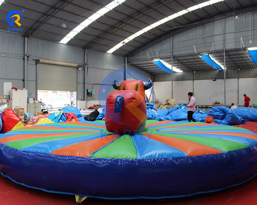 Commerciële Bouncy Mechanical Rodeo Bull Riding Machine Opblaasbare Stierrij voor volwassenen