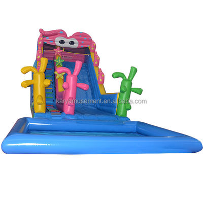 Achtertuin kinderen feest trampoline opblaasbare schattig octopus waterslide en kinderen spelen zwembad