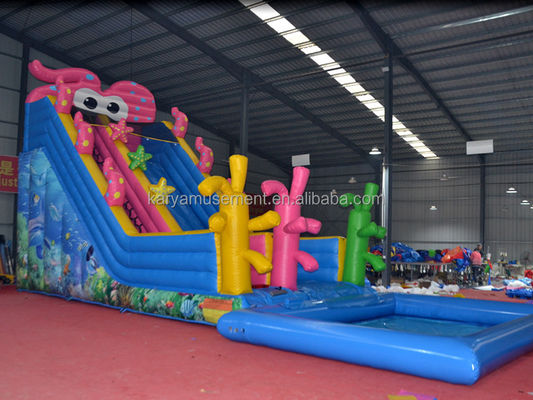 Achtertuin kinderen feest trampoline opblaasbare schattig octopus waterslide en kinderen spelen zwembad