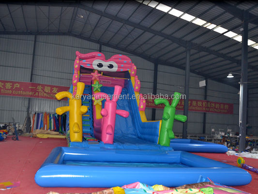 Achtertuin kinderen feest trampoline opblaasbare schattig octopus waterslide en kinderen spelen zwembad