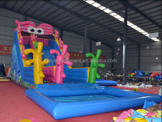 Achtertuin kinderen feest trampoline opblaasbare schattig octopus waterslide en kinderen spelen zwembad