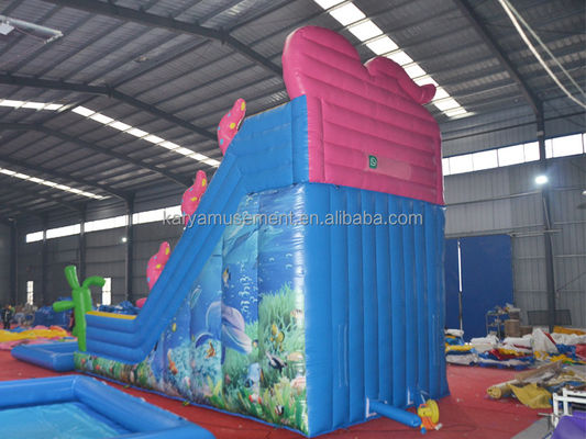 Achtertuin kinderen feest trampoline opblaasbare schattig octopus waterslide en kinderen spelen zwembad