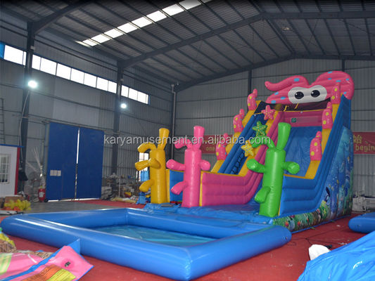 Achtertuin kinderen feest trampoline opblaasbare schattig octopus waterslide en kinderen spelen zwembad