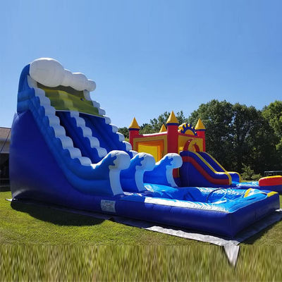 Blauwe waterglijbaan voor buitenspelen Grote glijbaan voor buitenspelen
