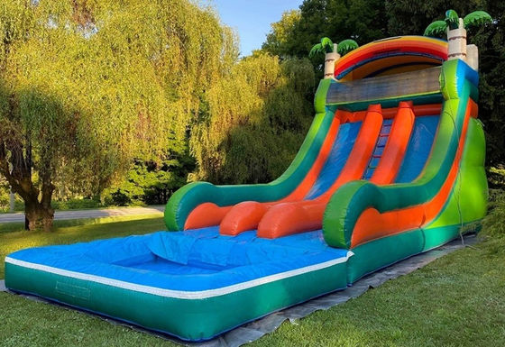 Commerciële opblaasbare waterslide met dubbele baan en tropisch palmboomthema