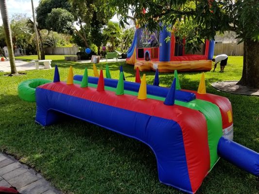 Kleurrijke opblaasbare tafel luchtbal voor interactieve warme aardappel spel bij feestverhuur