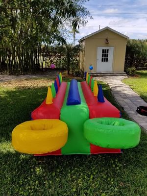 Kleurrijke opblaasbare tafel luchtbal voor interactieve warme aardappel spel bij feestverhuur