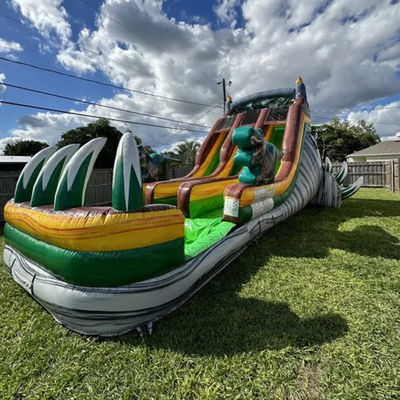 Maximale capaciteit 100-500 kg Grote springwoud Dino waterglijbaan voor commerciële verhuur