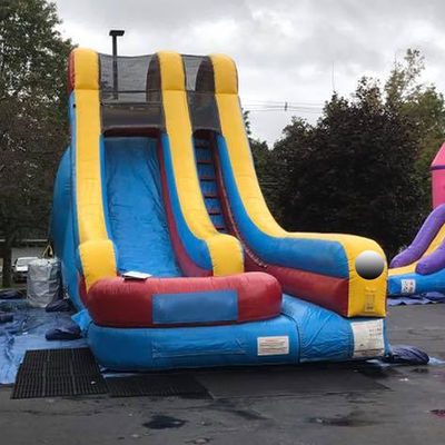 Commerciële gelegenheid Blauw en geel Jumper opblaasbare waterslide met splashpool
