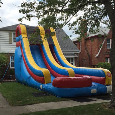 Commerciële gelegenheid Blauw en geel Jumper opblaasbare waterslide met splashpool