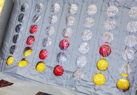 Kleurrijke opblaasbare Connect 4 in een rij doelwit schiet spel voor commerciële uitdagingen