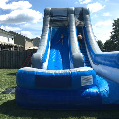 Blauwe PVC opblaasbare commerciële waterslide met zwembad en spannend ontwerp