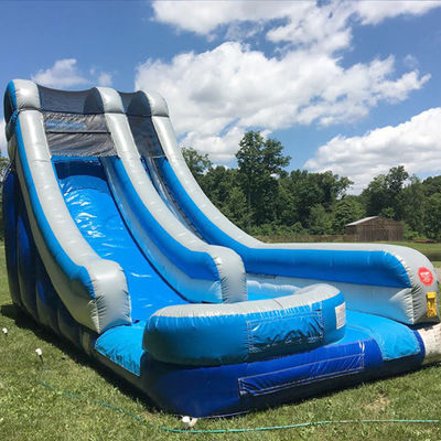 Blauwe PVC opblaasbare commerciële waterslide met zwembad en spannend ontwerp