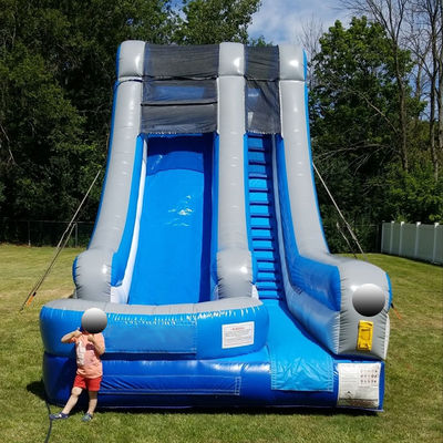 Blauwe PVC opblaasbare commerciële waterslide met zwembad en spannend ontwerp