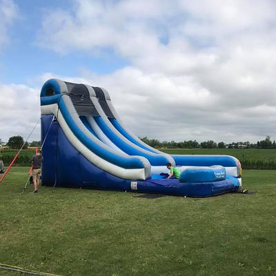 Blauwe PVC opblaasbare commerciële waterslide met zwembad en spannend ontwerp