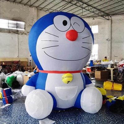 Gepersonaliseerde kleurrijke opblaasbare Doraemon met luchtblazer en accessoires