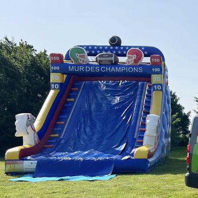 Commerciële verhuur opblaasbare waterslide met rugbyspeler thema en aangepaste kleur