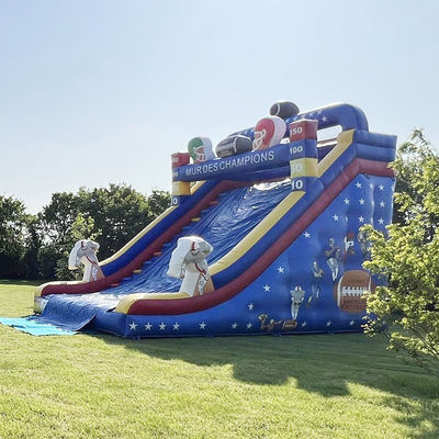 Commerciële verhuur opblaasbare waterslide met rugbyspeler thema en aangepaste kleur
