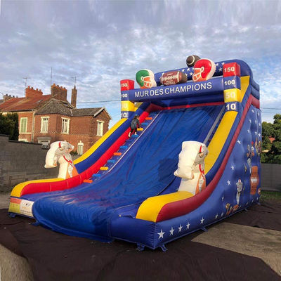 Commerciële verhuur opblaasbare waterslide met rugbyspeler thema en aangepaste kleur