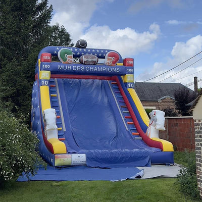 Commerciële verhuur opblaasbare waterslide met rugbyspeler thema en aangepaste kleur