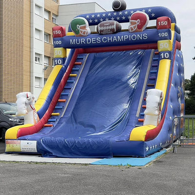 Commerciële verhuur opblaasbare waterslide met rugbyspeler thema en aangepaste kleur