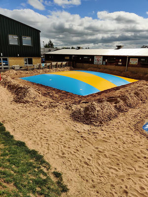 Commerciële PVC opblaasbare springwolk kleurrijke springkussens voor kinderen en volwassenen