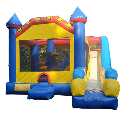 Opblaasbaar springhuis voor kinderen op trampoline met glijhindernis en splashpool