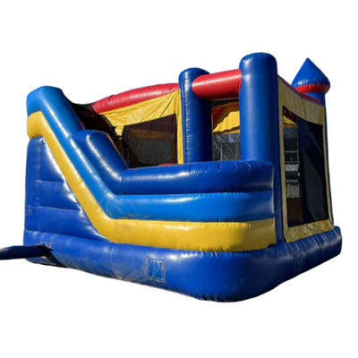 Opblaasbaar springhuis voor kinderen op trampoline met glijhindernis en splashpool