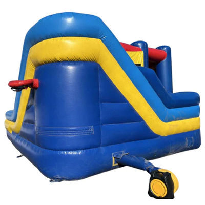 Opblaasbaar springhuis voor kinderen op trampoline met glijhindernis en splashpool