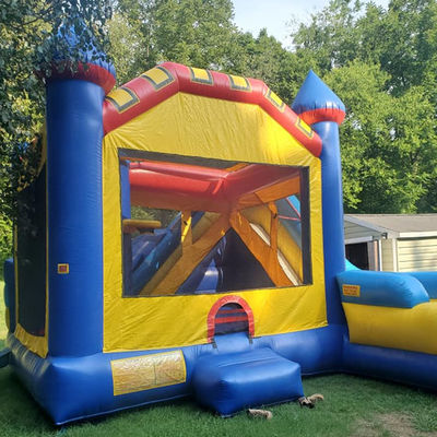 Opblaasbaar springhuis voor kinderen op trampoline met glijhindernis en splashpool