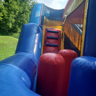 Opblaasbaar springhuis voor kinderen op trampoline met glijhindernis en splashpool